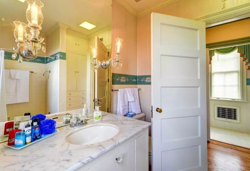 Bowling Green House W/ Shared Pool!