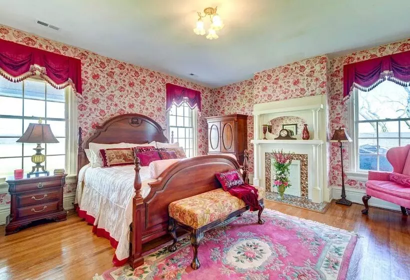 Bowling Green House W/ Shared Pool!