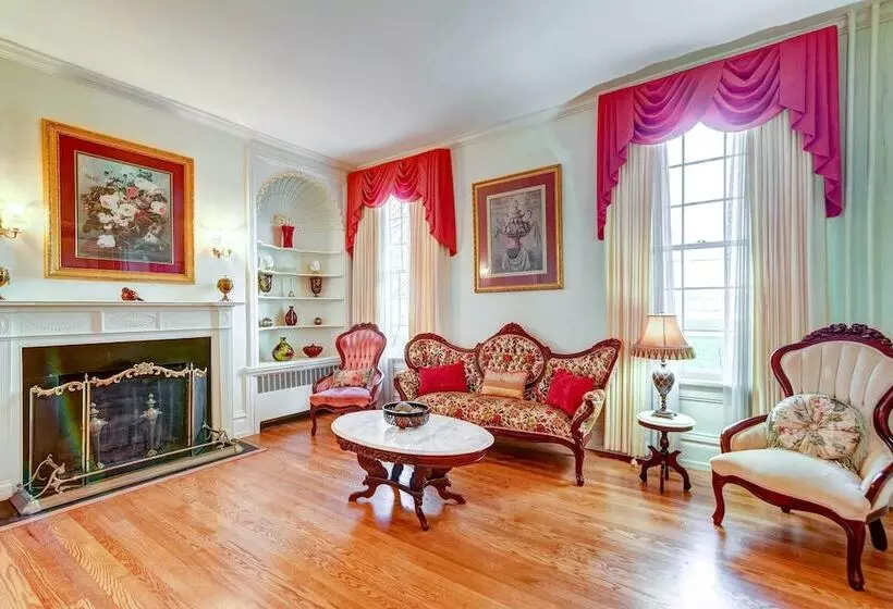 Bowling Green House W/ Shared Pool!