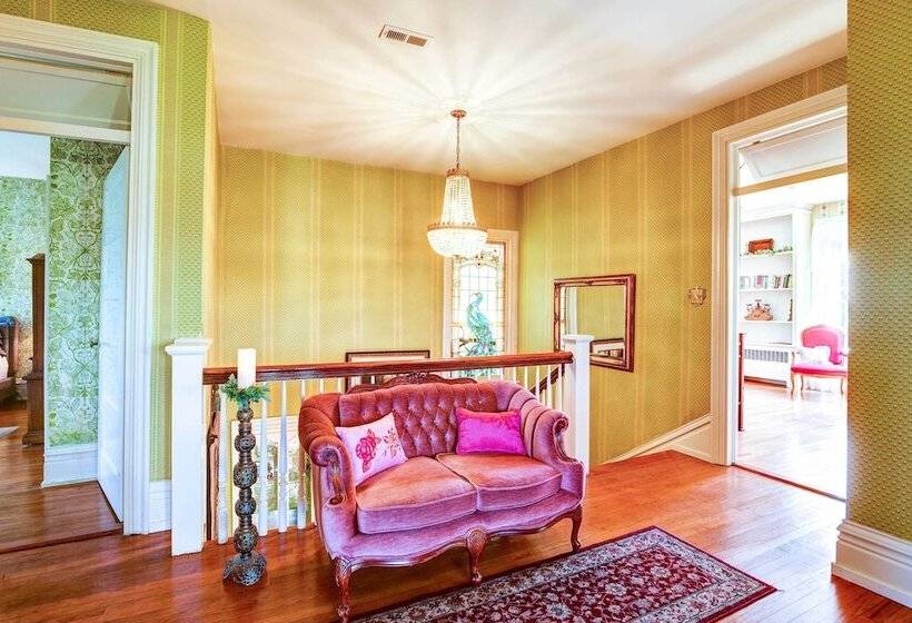 Bowling Green House W/ Shared Pool!