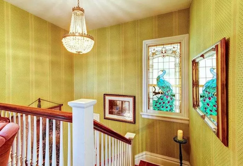 Bowling Green House W/ Shared Pool!