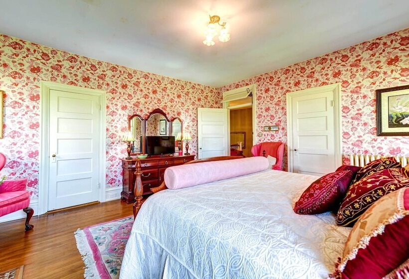 Bowling Green House W/ Shared Pool!