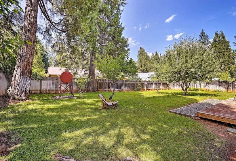 Cabin W/ Backyard Space 1/2 Mi To Trinity Lake!