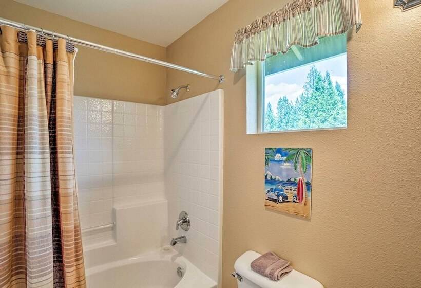 Cabin W/ Backyard Space 1/2 Mi To Trinity Lake!