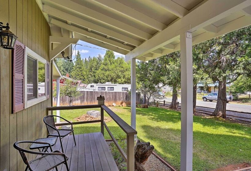 Cabin W/ Backyard Space 1/2 Mi To Trinity Lake!