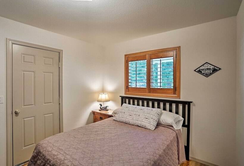 Cabin W/ Backyard Space 1/2 Mi To Trinity Lake!