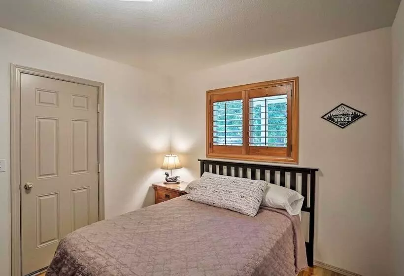 Cabin W/ Backyard Space   1/2 Mi To Trinity Lake!