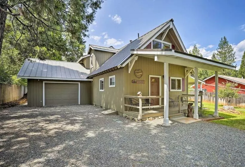 Cabin W/ Backyard Space   1/2 Mi To Trinity Lake!