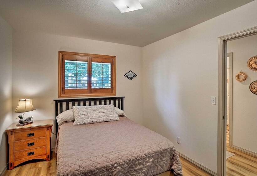 Cabin W/ Backyard Space 1/2 Mi To Trinity Lake!