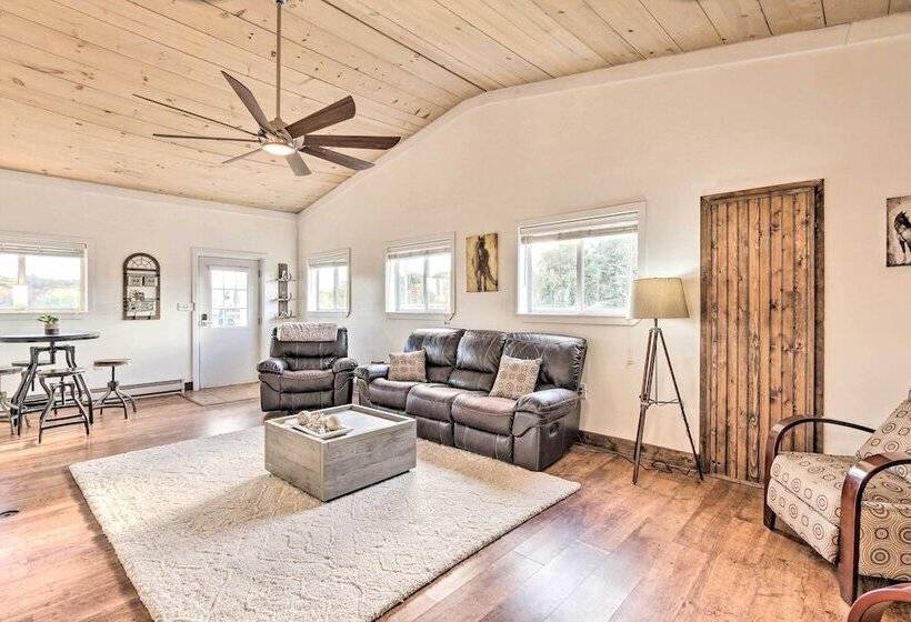 Pet Friendly Retreat On A Horse Breeding Farm!