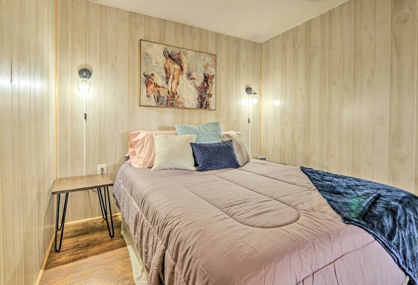 Pet Friendly Retreat On A Horse Breeding Farm!