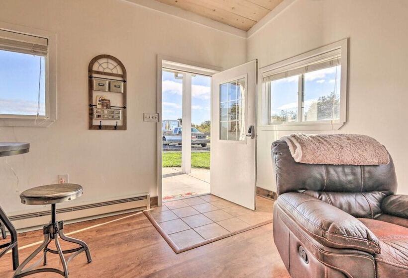 Pet Friendly Retreat On A Horse Breeding Farm!