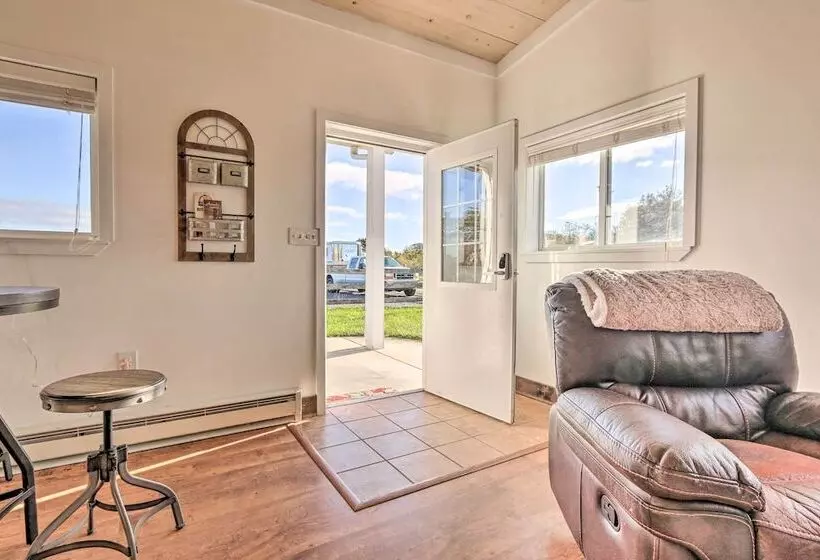 Pet Friendly Retreat On A Horse Breeding Farm!