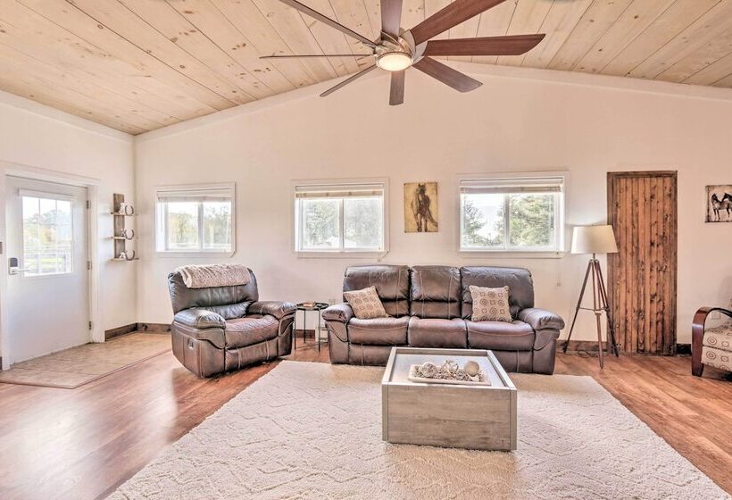 Pet Friendly Retreat On A Horse Breeding Farm!