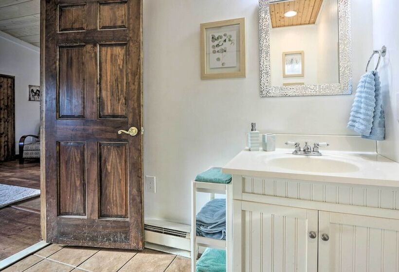 Pet Friendly Retreat On A Horse Breeding Farm!