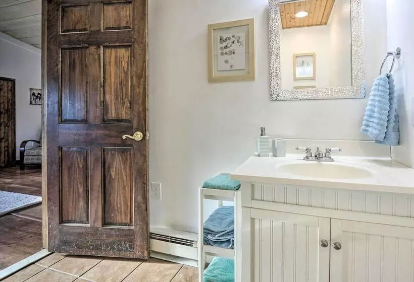 Pet Friendly Retreat On A Horse Breeding Farm!