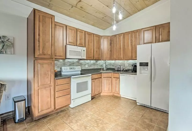 Pet Friendly Retreat On A Horse Breeding Farm!