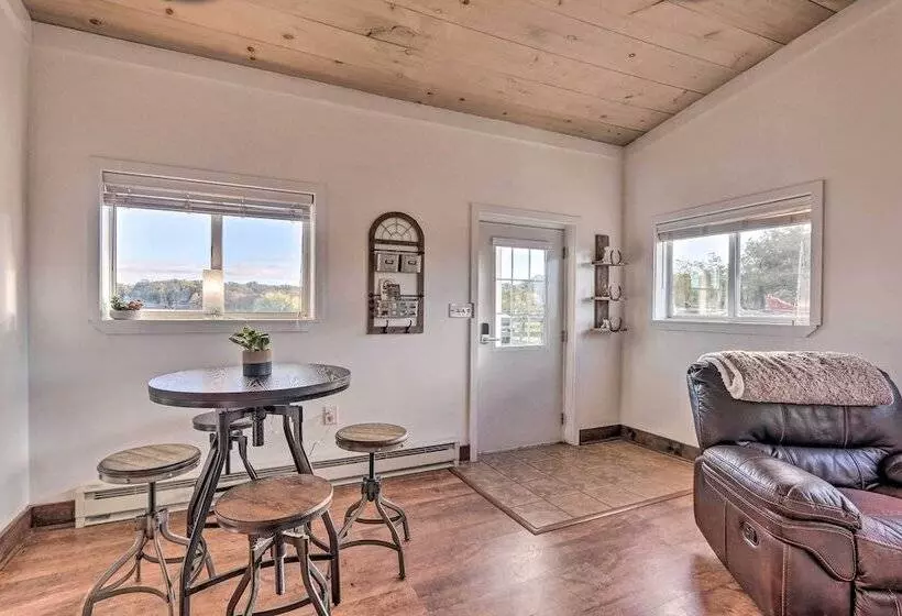 Pet Friendly Retreat On A Horse Breeding Farm!