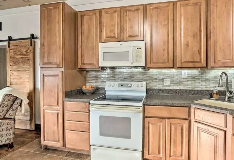 Pet Friendly Retreat On A Horse Breeding Farm!