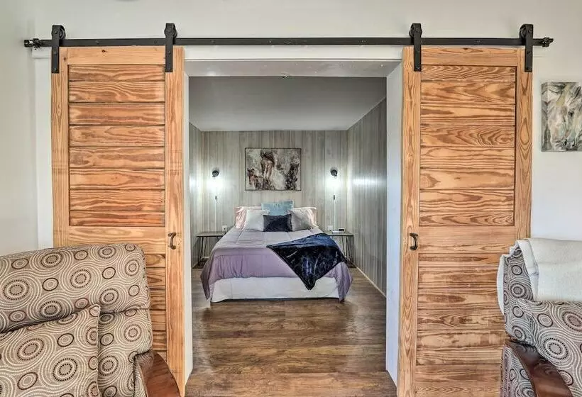 Pet Friendly Retreat On A Horse Breeding Farm!