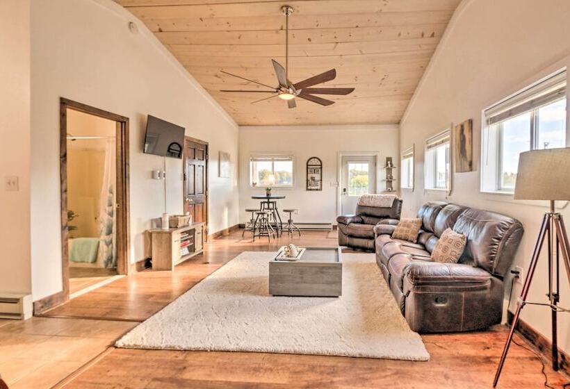 Pet Friendly Retreat On A Horse Breeding Farm!