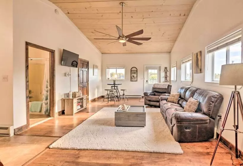 Pet Friendly Retreat On A Horse Breeding Farm!