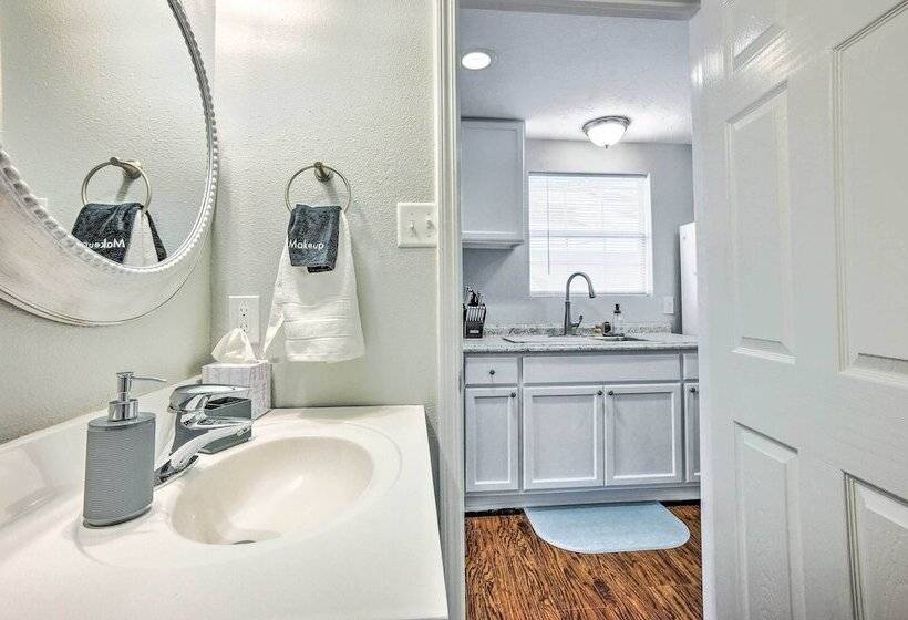 Cozy Montgomery Home: Walk To Lake Conroe!