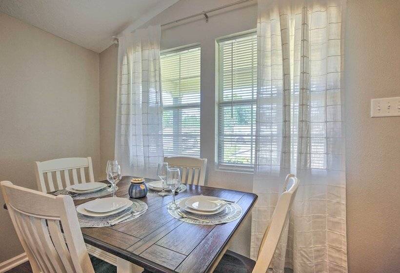 Cozy Montgomery Home: Walk To Lake Conroe!