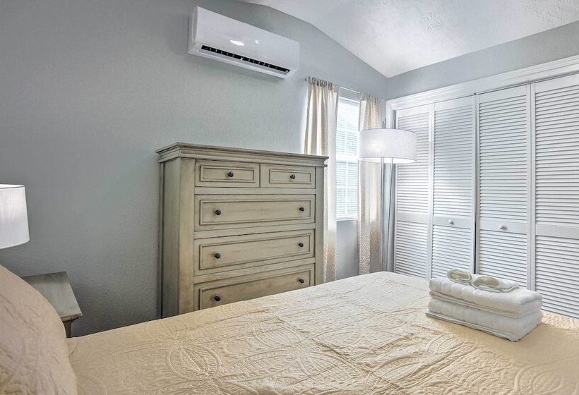 Cozy Montgomery Home: Walk To Lake Conroe!