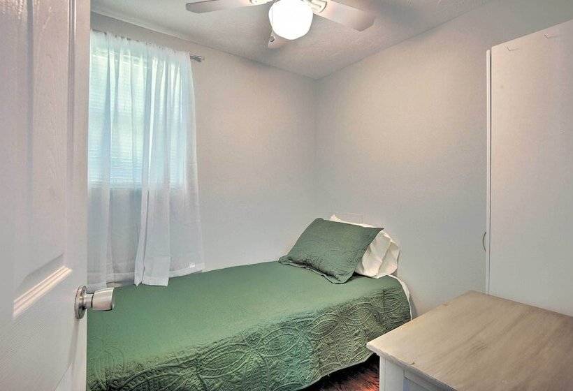 Cozy Montgomery Home: Walk To Lake Conroe!