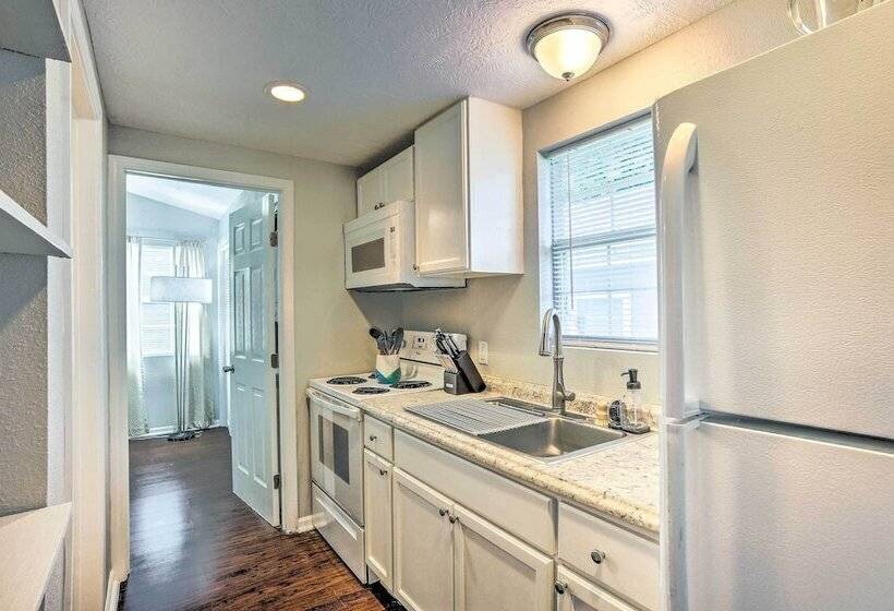 Cozy Montgomery Home: Walk To Lake Conroe!