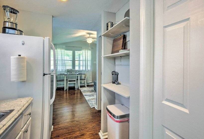 Cozy Montgomery Home: Walk To Lake Conroe!