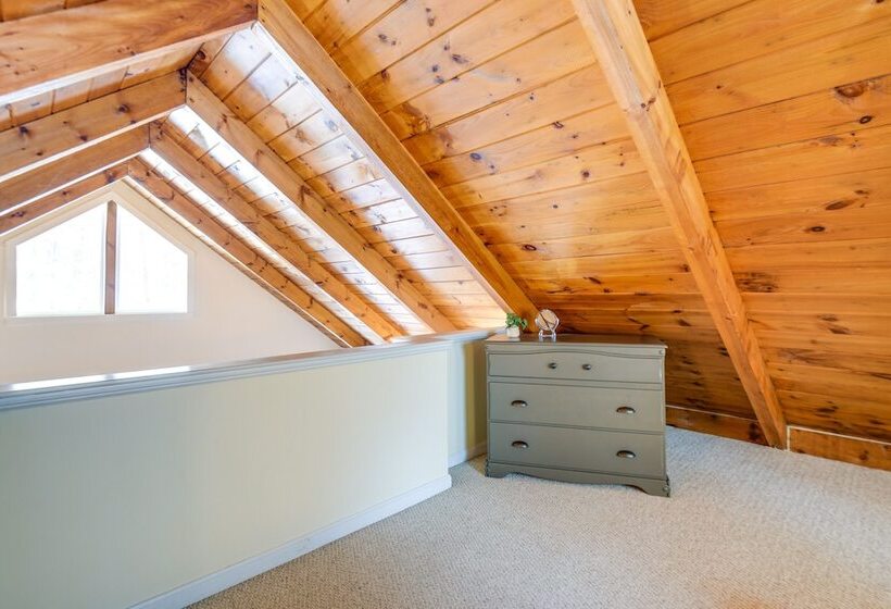 Cozy Tuftonboro Home W/ Deck Walk To Beaches!