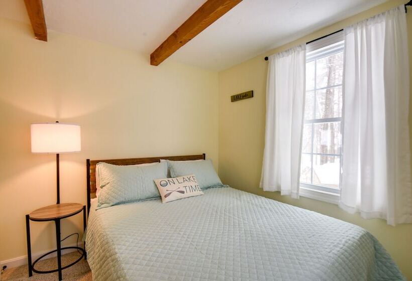 Cozy Tuftonboro Home W/ Deck Walk To Beaches!