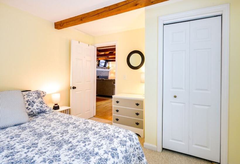 Cozy Tuftonboro Home W/ Deck Walk To Beaches!