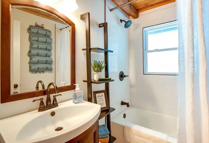 Cozy Tuftonboro Home W/ Deck   Walk To Beaches!