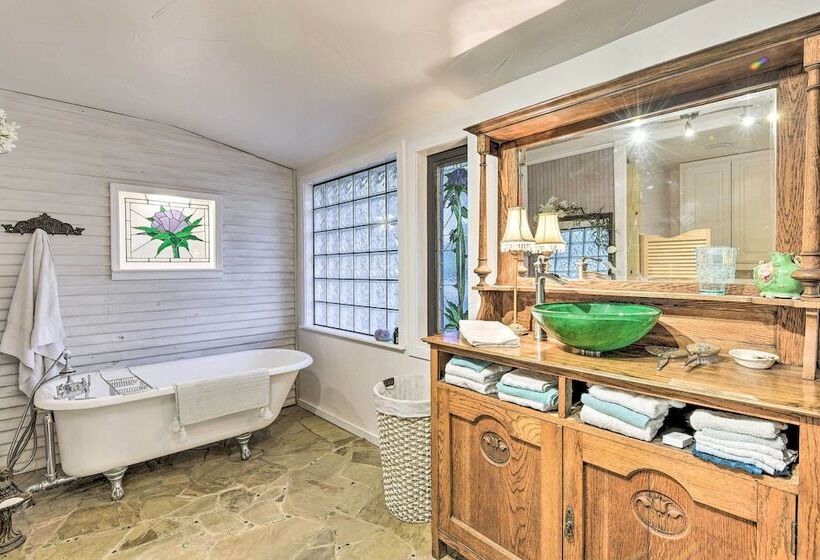 Banquet Hall & Pool: Expansive Forestburg Ranch!