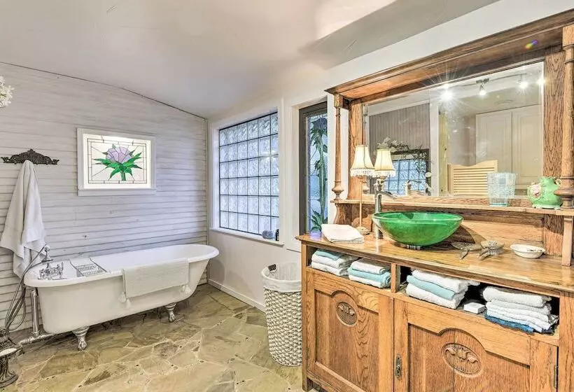 Banquet Hall & Pool: Expansive Forestburg Ranch!