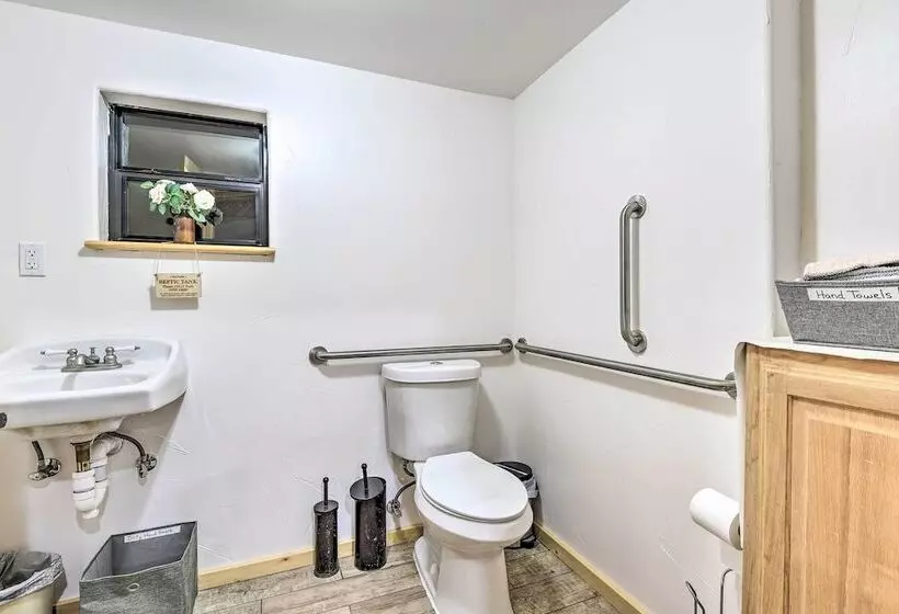 Banquet Hall & Pool: Expansive Forestburg Ranch!