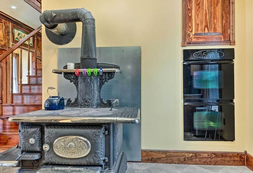 Downtown Lancaster French Victorian Gem!