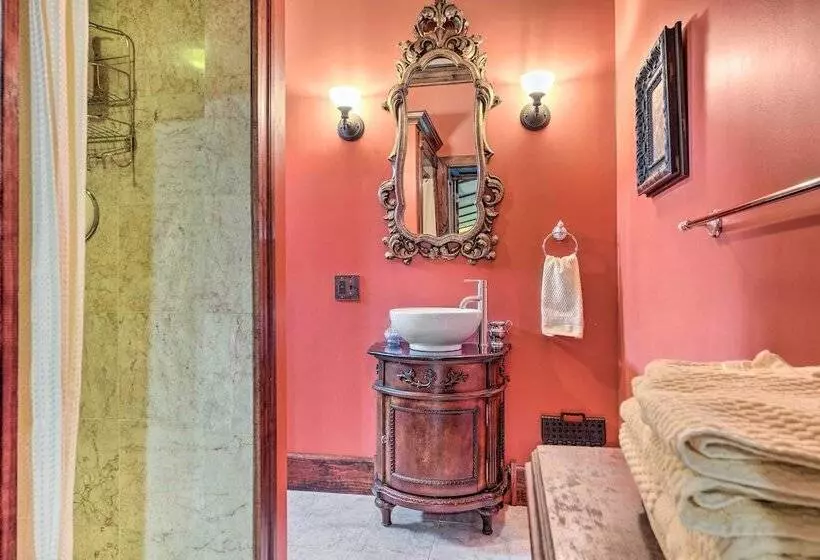 Downtown Lancaster French Victorian Gem!