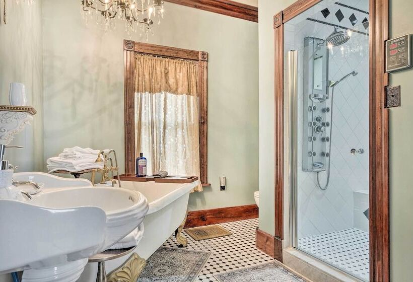 Downtown Lancaster French Victorian Gem!