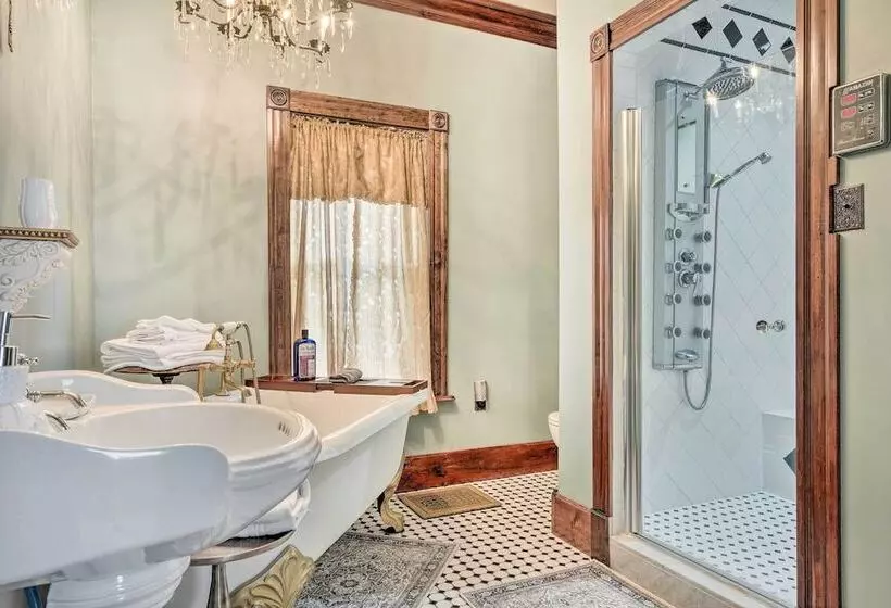 Downtown Lancaster French Victorian Gem!