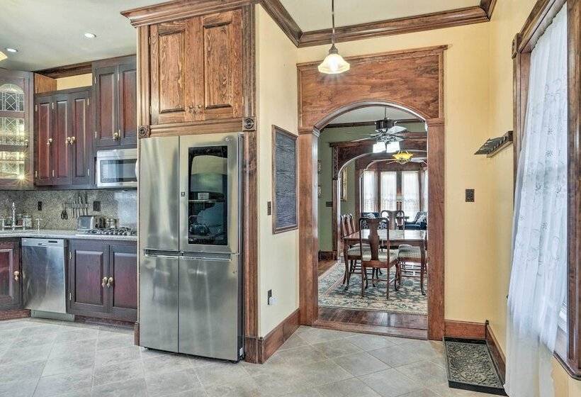 Downtown Lancaster French Victorian Gem!