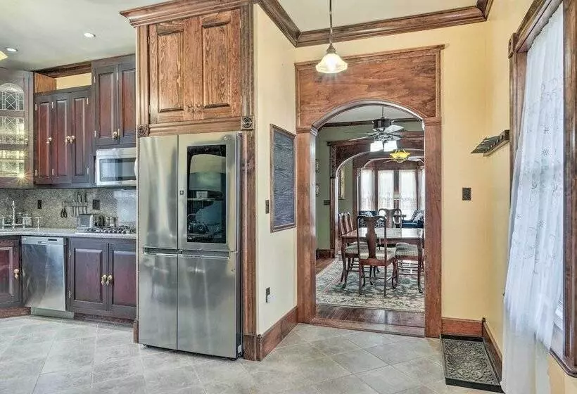 Downtown Lancaster French Victorian Gem!