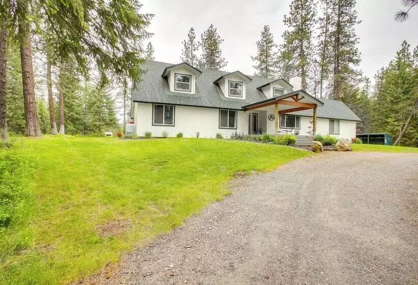 10 Mi To Silverwood: Secluded Getaway!