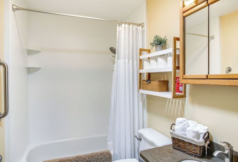 10 Mi To Silverwood: Secluded Getaway!