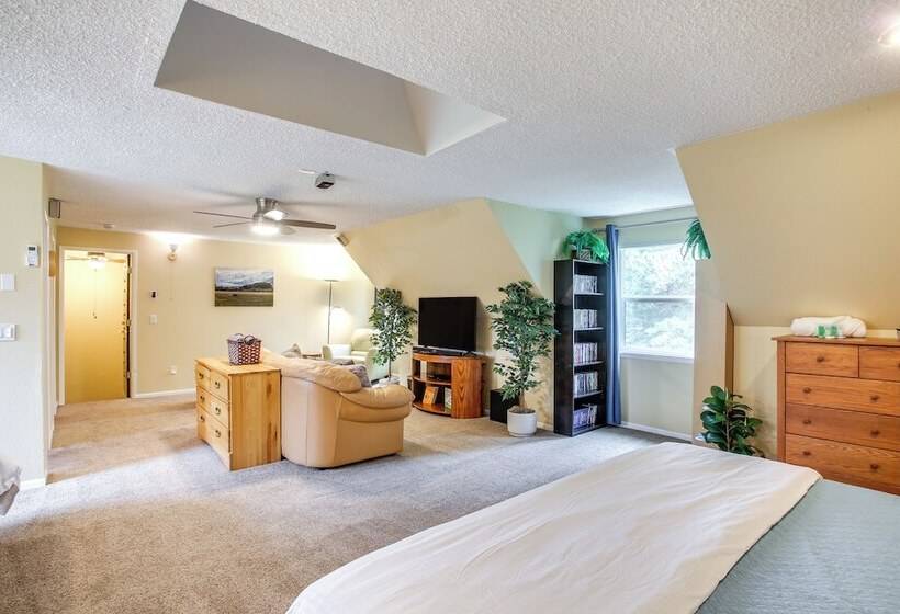 10 Mi To Silverwood: Secluded Getaway!