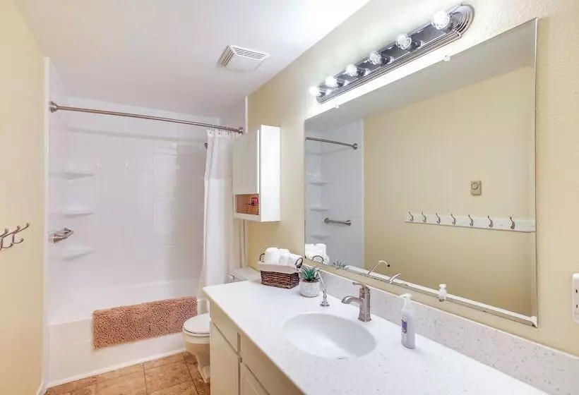 10 Mi To Silverwood: Secluded Getaway!