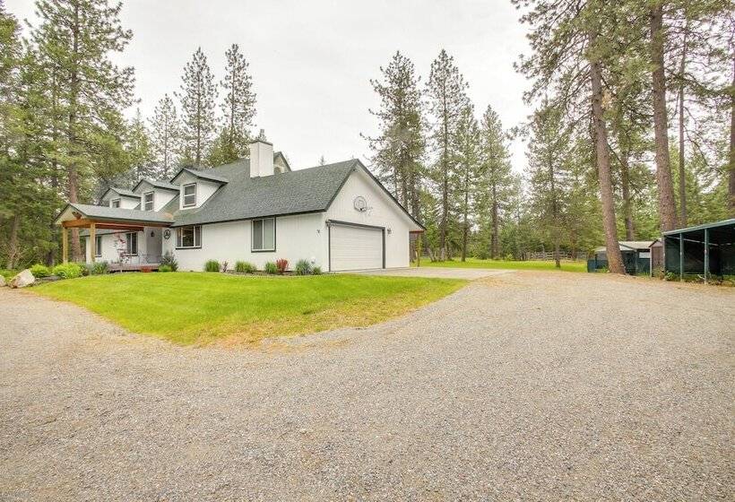 10 Mi To Silverwood: Secluded Getaway!